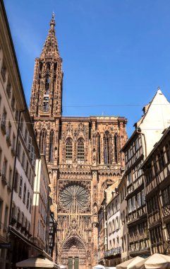 Strasbourg, Fransa, Alsace 'deki Strasbourg Katedrali (Notre Dame). Strasbourg katedrali de dahil olmak üzere tarihi merkez UNESCO Dünya Mirasları Alanıdır.