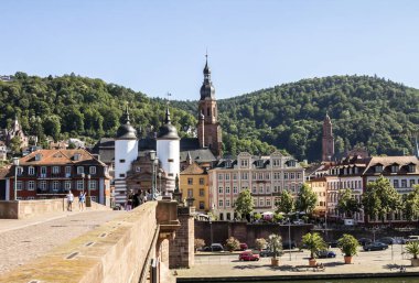 Heidelberg, Almanya - 4 Temmuz 2019: Karl Theodor Köprüsü, Almancada 'Alte Brcke' olarak da bilinen Eski Köprü, Almanya 'da Neckar Nehri' ni geçen Heidelberg kentindeki bir kemer köprüdür.