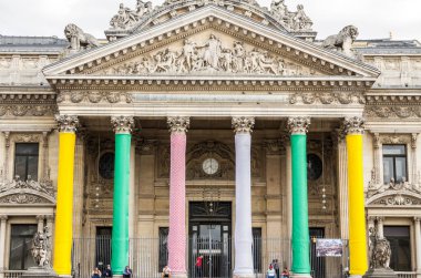 BRÜKSEL, BELGIUM - 7 Temmuz 2019 - Brüksel 'deki Bourse Binası' na bakın. Eski Borsa Binası, Brüksel Belçika 'nın başkentidir.