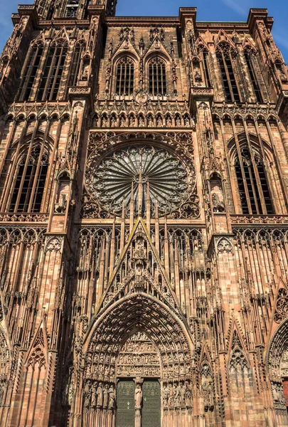 Strasbourg, Fransa, Alsace 'deki Strasbourg Katedrali (Notre Dame). Strasbourg katedrali de dahil olmak üzere tarihi merkez UNESCO Dünya Mirasları Alanıdır.