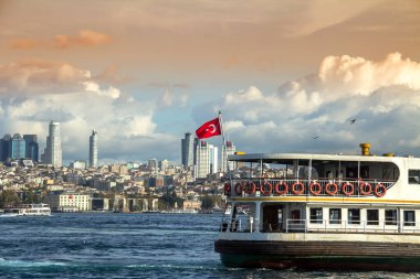 İstanbul Boğazı 'ndan geçen yolcu feribotu