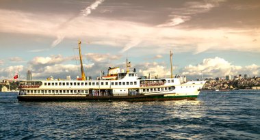 İstanbul Boğazı 'ndan geçen yolcu feribotu