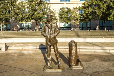 Washington DC 'deki anma törenine uzaktan bakan Birleşik Devletler Donanması' nın bir heykeli..