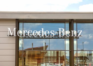 Nurnberg, Almanya: Mercedes-Benz 'in resmi satıcısı. Mercedes-Benz, Alman lüks otomobil üreticisi.