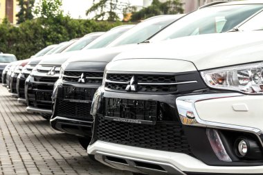 Nurnberg, Almanya 31 Mayıs 2018: Bir sıra Mitsubishi arabası. Mitsubishi Krupiye Merkezi