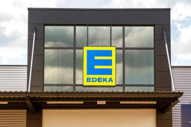Schwabach, Almanya: Şubede EDEKA işareti. Edeka Grubu en büyük Alman süpermarket şirketidir..
