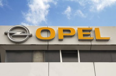 Nurnberg, Almanya: Opel satıcısı. Opel, Alman otomobil üreticisi ve Ağustos 2017 'den beri Fransız PSA' nın bir parçasıdır..