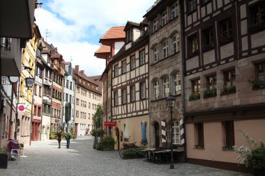 Nurnberg, Almanya: Weissgerbergasse caddesinde Nuremberg 'in tarihi merkezinde eski fachwerk evleri