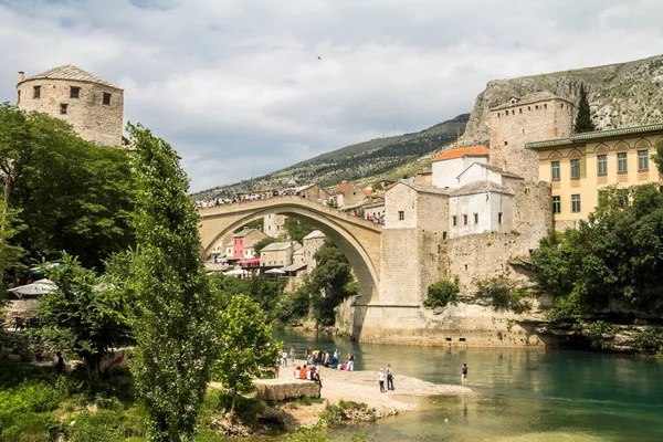 Bosna-Hersek 'in Mostar kentindeki Mostar köprüsü.