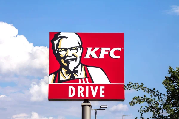 Nurnberg, Almanya - logo KFC Fried Chicken & Beverage KFC, 5000 'den fazla şubesi olan tavuk konusunda uzmanlaşmış bir Amerikan fast food şirketidir..