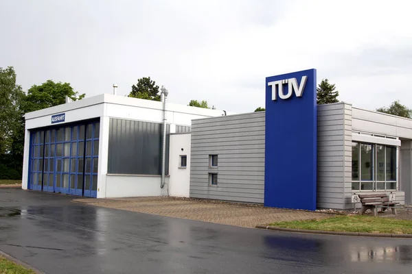 Forchheim, Almanya: TV 'nin araç denetim noktası. TV, dünyanın önde gelen test hizmeti sağlayıcılarından biridir..
