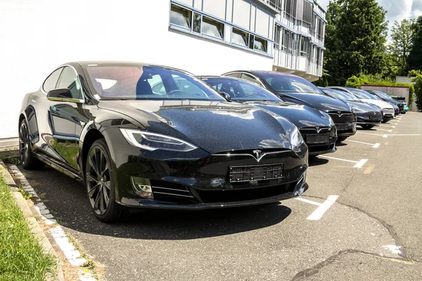 Nurnberg, Almanya: Tesla Motors hizmet merkezi içinde birçok lüks Tesla arabaları var. Tesla elektrikli araba tasarlayan, üreten ve satan bir Amerikan şirketidir.