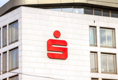 Nurnberg, Almanya: Sparkasse, bir Alman tasarruf bankası, marka logosu.