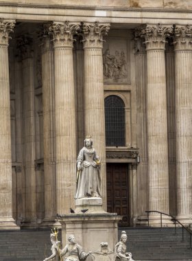Londra, İngiltere: Londra 'daki St. Paul Katedrali' nin dışındaki Kraliçe Anne Replica Heykeli