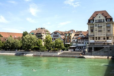 Basel, SWitzERLAND: Ren nehri, tarihi köprü ve tarihi binalarla İsviçre 'nin Basel kentinin manzarası