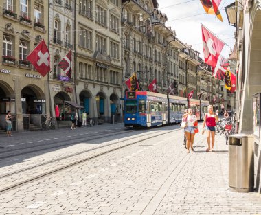 BERN, SWitzERLAND - Bern şehrinin eski manzarası, unesco dünya mirası alanı, İsviçre 'nin Bern şehrinin popüler bir alışveriş caddesi ve ortaçağ şehir merkezidir.
