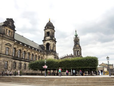 Dresden, Saksonya / Almanya - 11 Temmuz 2019: Saksonya Dresden Şatosu (Residenzschloss) ve Katholische Hofkirche (ana Katolik Kilisesi) 'nin kralları)