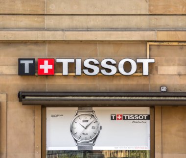 Basel, SWitzERLAND - 1 Temmuz 2019 Basel 'deki mücevher butiklerinde Tissot logosu. Tissot, kronografi ve saatleriyle ünlü İsviçreli lüks bir saat tamircisidir..
