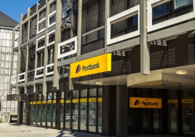 Karlsruhe, Almanya: Postbank, 1990 yılında Deutsche Bundespost 'un posta tasarruf bölümünün birleşmesiyle kurulmuş bir Alman perakende bankasıdır.
