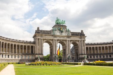 Brüksel, Belçika - 7 Temmuz 2019: Brüksel, Belçika. Bruxelles 'de Beglian bağımsızlığı için yapılmış kemerli Parc du Cinquantenaire.