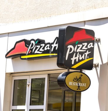 Karlsruhe, Almanya - 4 Temmuz 2019: Pizza Hut, ABD 'li restoran zinciri. Şirket, pizza ve makarna gibi İtalyan-Amerikan mutfak menülerinin yanı sıra meze ve tatlılarıyla da tanınır..