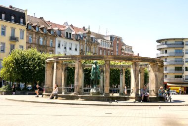 Karlsruhe, Almanya - 4 Temmuz 2019: Stephansbrunnen Brunnen Heykeli