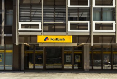 Karlsruhe, Almanya: Postbank, 1990 yılında Deutsche Bundespost 'un posta tasarruf bölümünün birleşmesiyle kurulmuş bir Alman perakende bankasıdır..