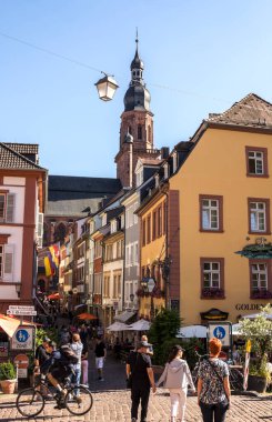 Heidelberg, Almanya - 4 Temmuz 2019: Heidelberg Ana Cadde (hauptstrase). Heidelberg popüler bir turizm merkezidir. Almanya 'daki Heidelberg tarihi şehri