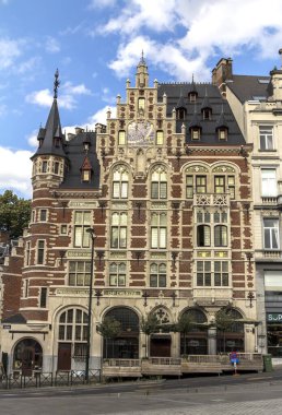 Brüksel, BELGIUM - 7 Temmuz 2019: Coudenberg Caddesi, Brüksel, Belçika 'daki Art Nouveau binaları.