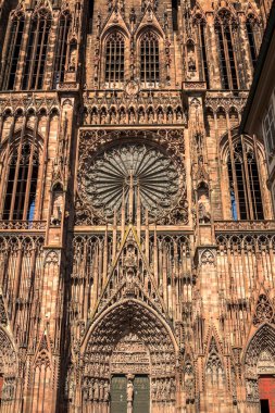 Alsace 'deki Strasbourg' daki Our Lady (Notre Dame) Katedrali. Strasbourg katedrali de dahil olmak üzere tarihi merkez UNESCO Dünya Mirasları Alanıdır.