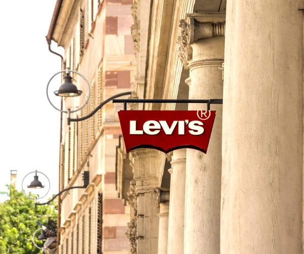 ストラスブール フランス レヴィの店のロゴ リーバイスは世界中で知られているアメリカの会社です — ストック写真