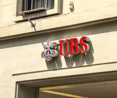 Bern, İsviçre, 2 Temmuz 2019 UBS tabelası bir UBS ofis binasının duvarında. UBS, merkezi İsviçre 'nin Zürih kentinde bulunan bir küresel finans hizmetleri bankasıdır..
