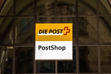 Bern, İsviçre, 2 Temmuz 2019 - Postanenin duvarında İsviçre Posta Tabelası. İsviçre Posta Şirketi, İsviçre 'ye ulusal posta hizmeti sunmaktadır..