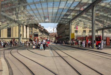 Eski Bern şehrinin manzarası, unesco dünya mirası alanı, İsviçre 'nin Bern şehrinin popüler bir alışveriş caddesi ve ortaçağ şehir merkezidir.