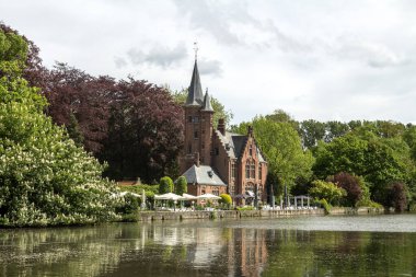 Bruges, Belçika - 8 Mayıs 2019: Brüksel, Belçika 'da Aşk Gölü' ndeki Minnewater kalesi