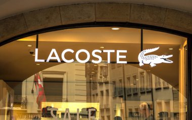 Bern, İsviçre - Lacoste dükkanı. Lacoste, 1933 yılında tenis oyuncusu Ren Lacoste ve Andr Gillier tarafından kurulan Fransız giyim şirketidir..
