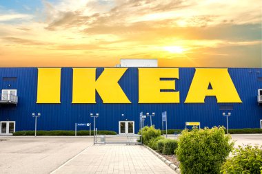 Augsburg / GERMANY: Augsburg 'da bir deponun IKEA şubesi. IKEA, mobilya, mutfak ve aksesuarlar tasarlayan ve satan İsveç merkezli çokuluslu bir gruptur.