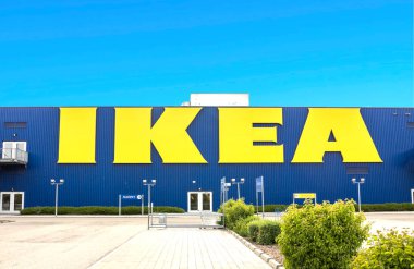 Augsburg / GERMANY - 18 Mayıs 2019: IKEA şubesi Augsburg 'da bir depoda. IKEA, mobilya, mutfak ve aksesuarlar tasarlayan ve satan İsveç merkezli çokuluslu bir gruptur.