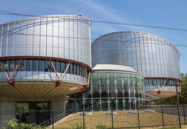 Strasbourg, Fransa. Avrupa İnsan Hakları Sözleşmesi ile kurulan uluslararası bir mahkeme olan Strazburg, Fransa 'daki Avrupa İnsan Hakları Mahkemesi.