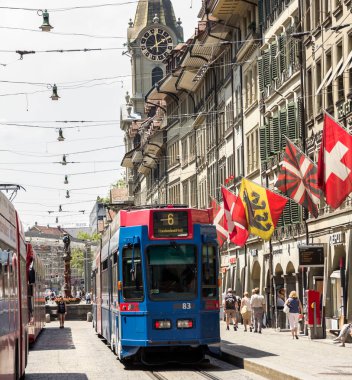 BERN, SWitzERLAND - 2 Temmuz 2019 eski Bern şehri, unesco dünya mirası alanı, İsviçre 'nin Bern şehrinin popüler bir alışveriş caddesi ve ortaçağ şehir merkezidir.
