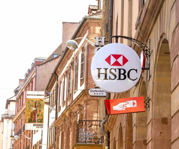 2019年7月3日フランス ストラスブール Hsbc銀行事務所のHsbcロゴ Hsbcは英国の投資銀行および金融サービス持株会社です — ストック写真
