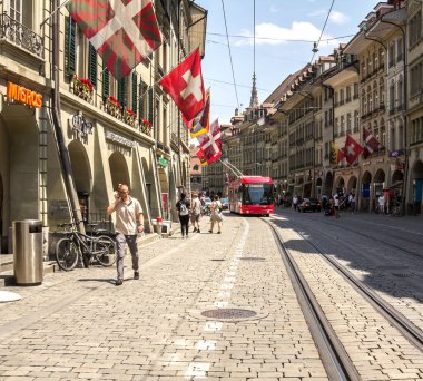 BERN, SWitzERLAND - 2 Temmuz 2019 eski Bern şehri, unesco dünya mirası alanı, İsviçre 'nin Bern şehrinin popüler bir alışveriş caddesi ve ortaçağ şehir merkezidir.