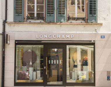 Basel, SWitzERLAND - 1 Temmuz 2019 Longchamp moda mağazası. Longchamp, Paris 'te kurulan bir Fransız lüks deri ürünleri şirketidir.