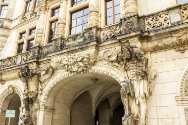 Dresden, Saksonya / Almanya - 11 Temmuz 2019: Georgenbau kapılarındaki heykel, Almanya 'nın Dresden Şatosu' ndaki Georgentor olarak da bilinir..