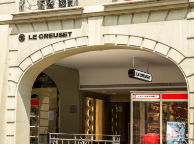 BERN, SWitzERLAND: Le Creuset mağazasının önünde dükkan. Le Creuset tencere, tava ve diğer mutfak malzemeleri satıyor..