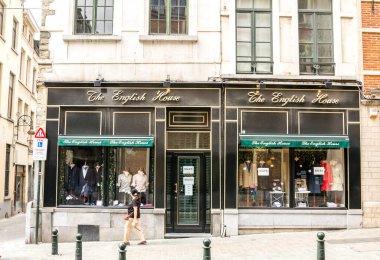 Brüksel, BELGIUM - 7 Temmuz 2019: İngiliz tarzı yüksek kaliteli giyim mağazasında