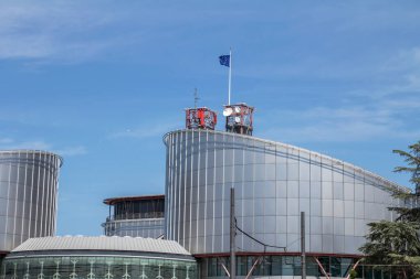 Strasbourg, Fransa. Avrupa İnsan Hakları Sözleşmesi ile kurulan uluslararası bir mahkeme olan Strazburg, Fransa 'daki Avrupa İnsan Hakları Mahkemesi.