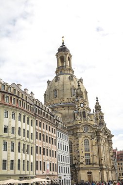 Dresden, Saksonya / Almanya - 11 Temmuz 2019: Almanya 'nın Dresden kentindeki Dresden Frauenkirche (Evangelical-Lutheran Saksonya Kilisesi) Manzarası.