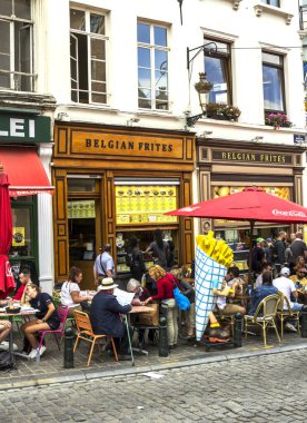 Brüksel, BELGIUM - 7 Temmuz 2019: Belçika usulü soslu klasik patates kızartması, Brüksel, Belçika 'da hamburger ve atıştırmalıklar