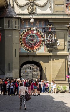 BERN, SWitzERLAND - 2 Temmuz 2019 eski Bern şehri, unesco dünya mirası alanı, İsviçre 'nin Bern şehrinin popüler bir alışveriş caddesi ve ortaçağ şehir merkezidir.
